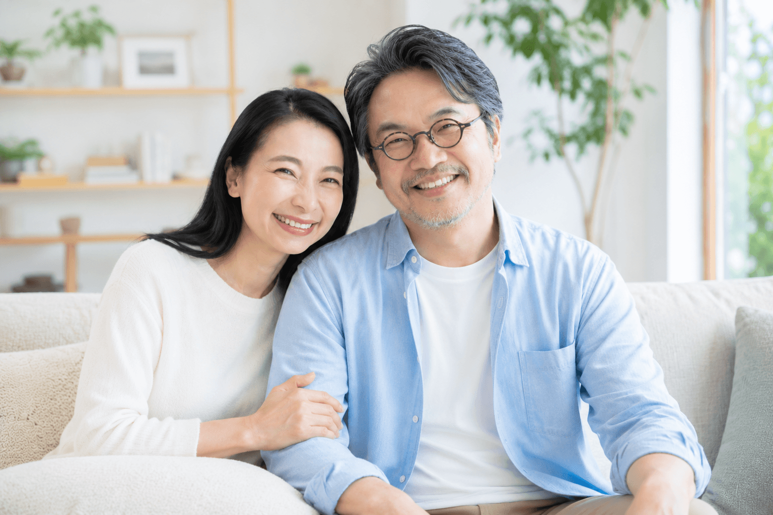 笑顔のシニア世代の男女